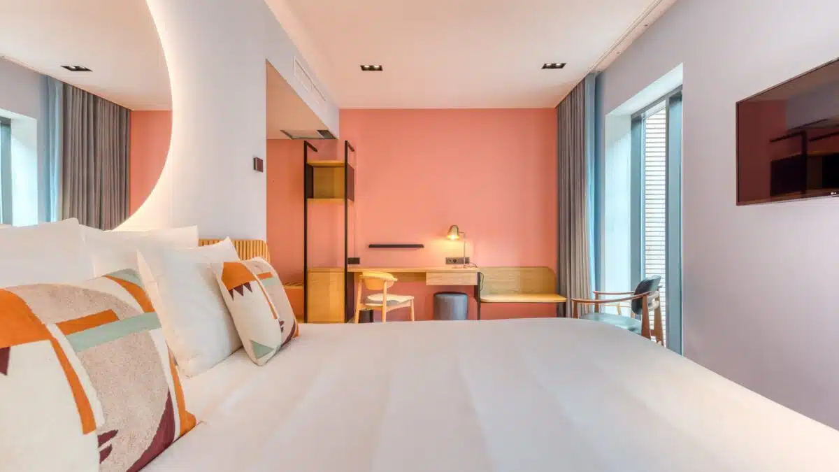 Intérieur d'une chambre aux couleurs pastel de l'Hotel MAH