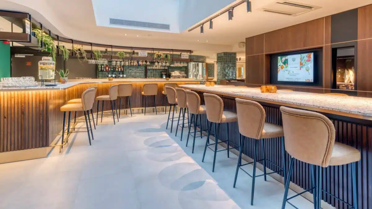 Bar d'un hôtel avec télévision affichant du contenu dynamique