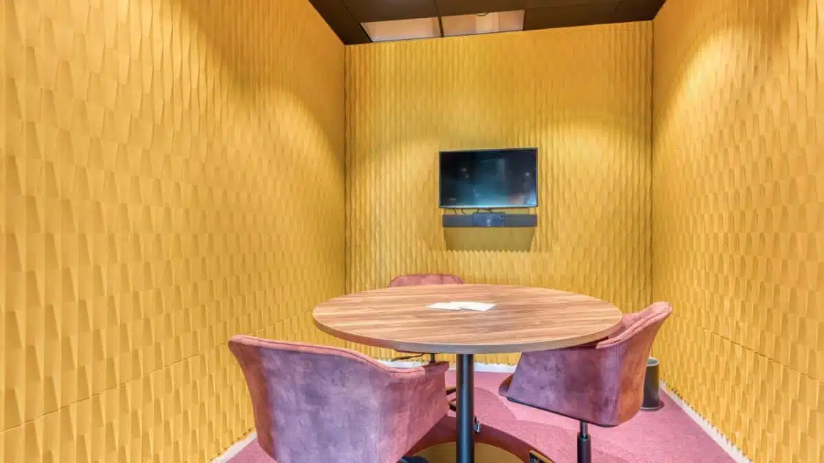 Petite salle de réunion aux murs jaunes de l'Hôtel MAH