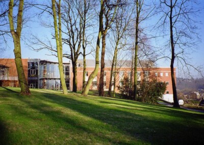 Vue extérieure de l'Institut dans un cadre verdoyant avec des arbres