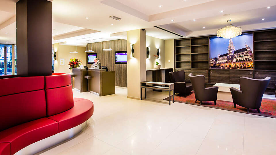 Réception d'une entreprise avec un écran d'affichage dynamique et un salon rouge