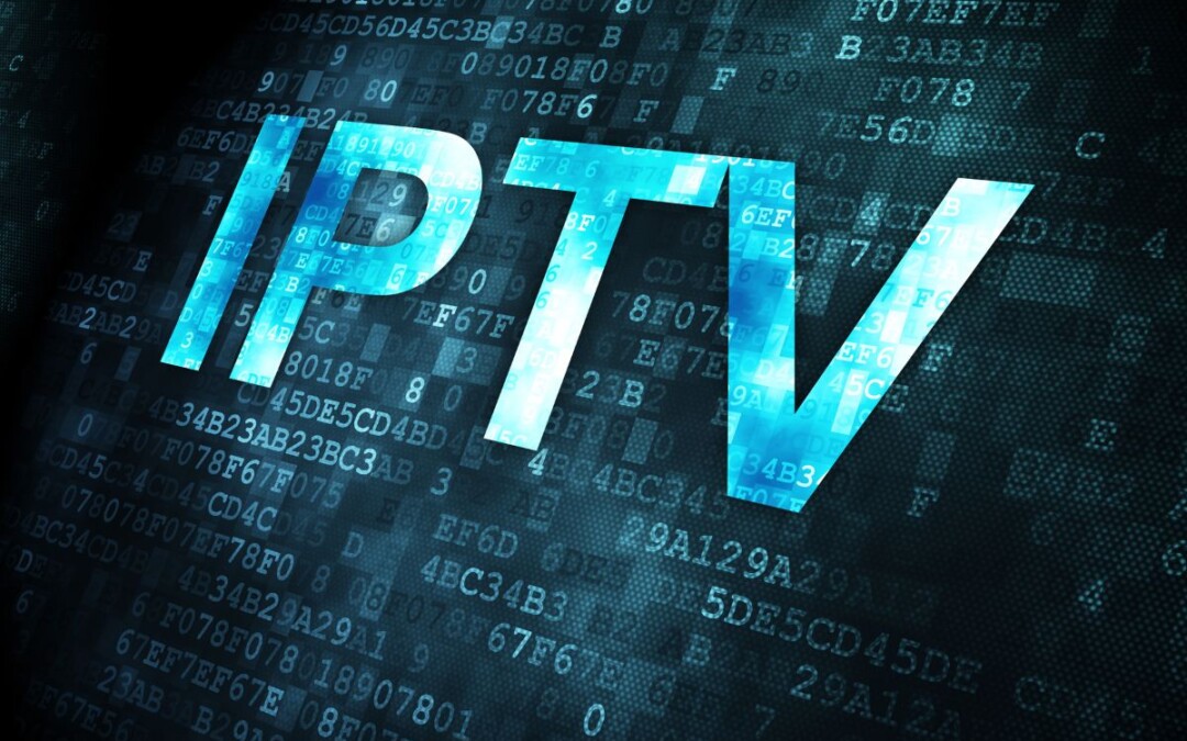 Image représentant le mot « IPTV » en grandes lettres lumineuses bleues sur un fond numérique sombre, rempli de chiffres et de caractères informatiques