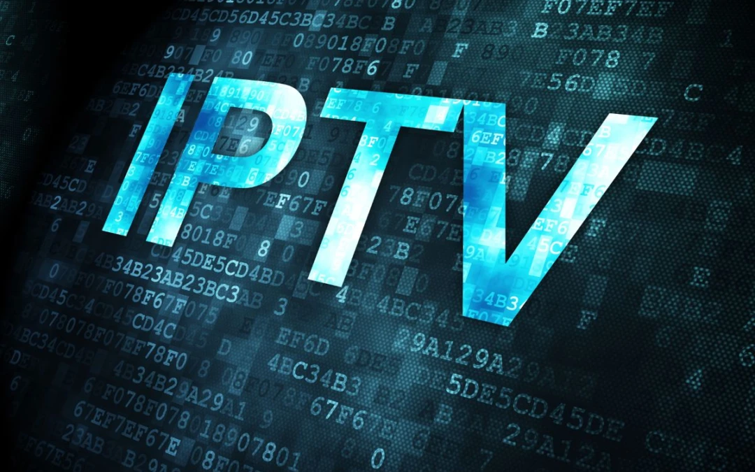Image représentant le mot « IPTV » en grandes lettres lumineuses bleues sur un fond numérique sombre, rempli de chiffres et de caractères informatiques
