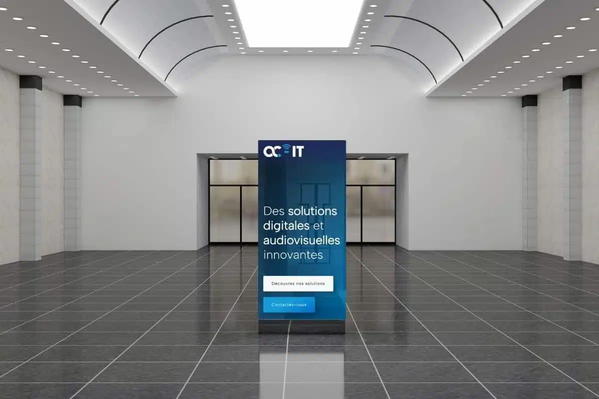 Borne d'affichage AC-IT au centre d'un couloir de musée