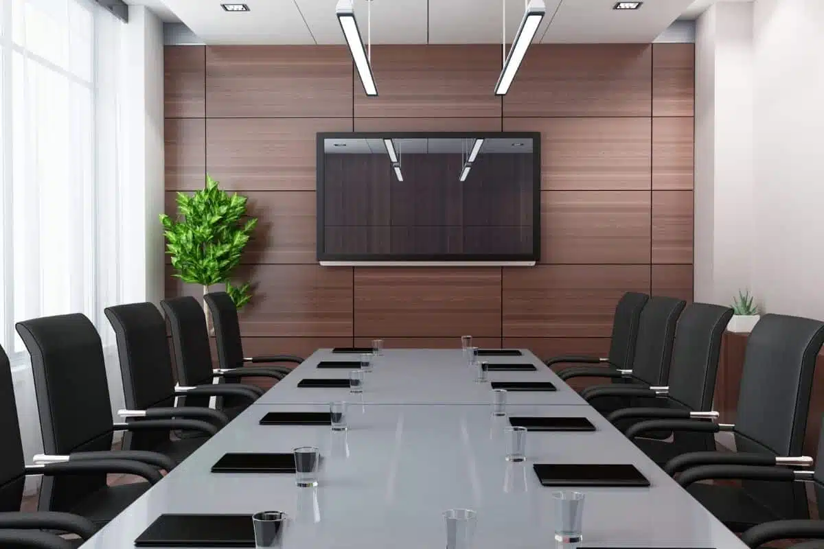 Salle de réunion moderne équipée avec des écrans d'affichage dynamique