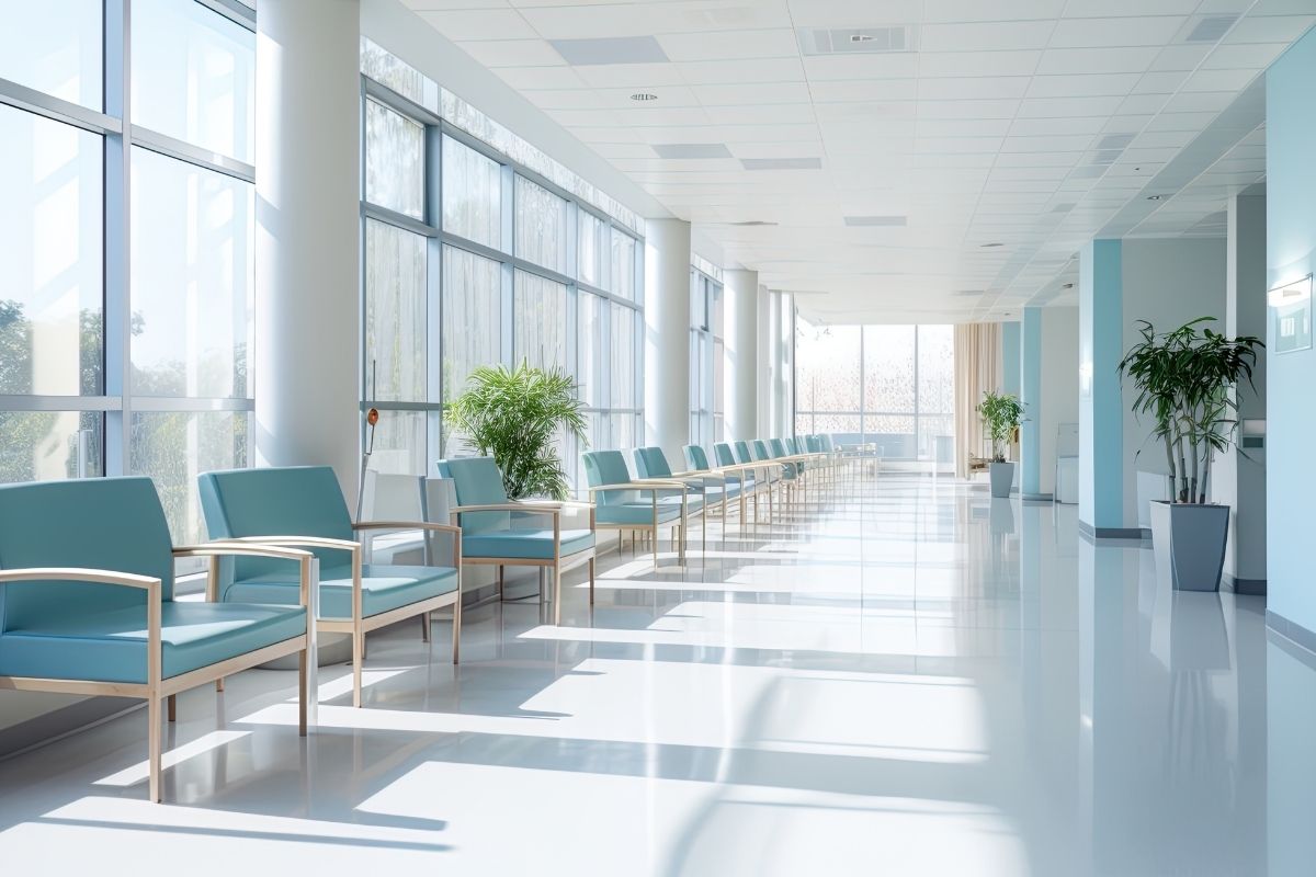 Salle d'attente dans un couloir lumineux dans un hôpital moderne