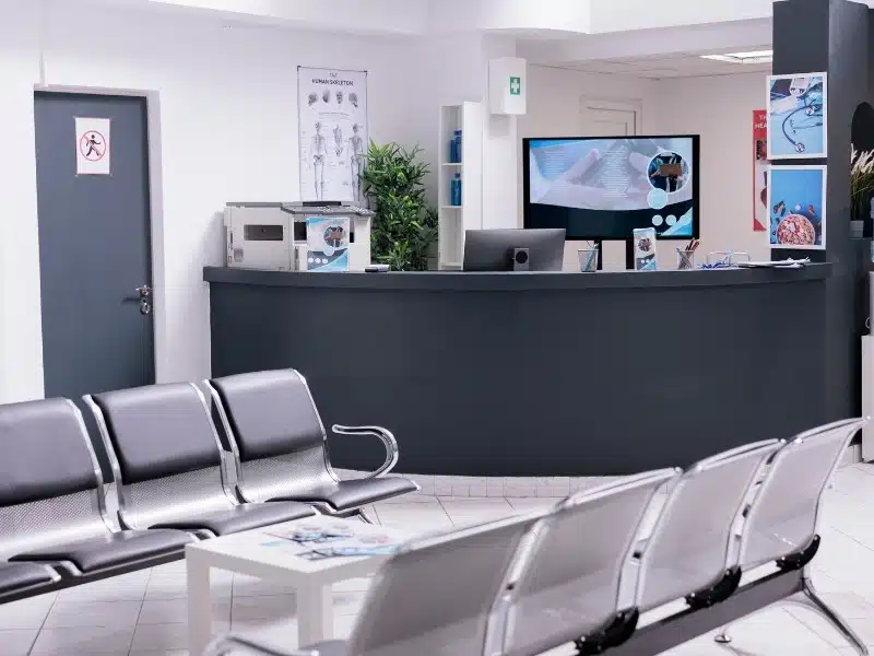 Salle d'attente dans une clinique avec un écran d'affichage dynamique