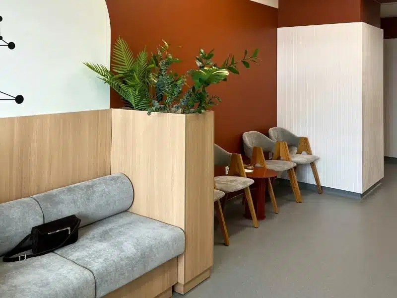 Salle d'attente moderne dans les tons bruns chaleureux