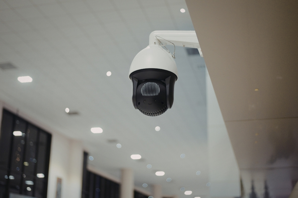 Caméra de vidéosurveillance professionnelle dans un centre commercial