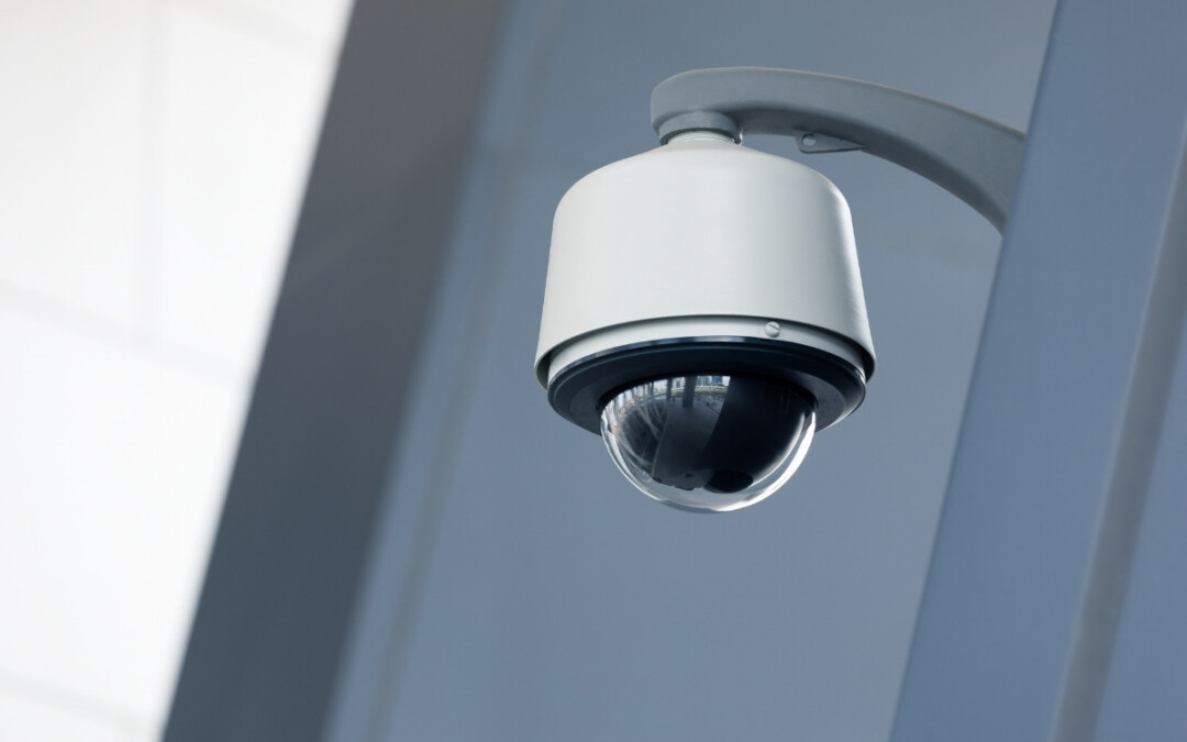 Caméra de vidéosurveillance 360° accrochée au plafond d'un commerce