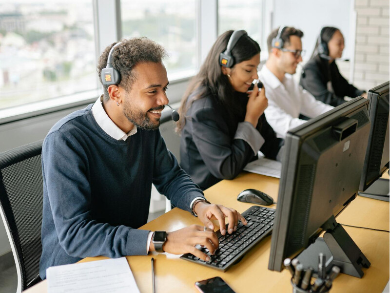 Équipe en centre d’appels utilisant une solution de téléphonie VoIP et casques pour la gestion des communications clients en entreprise